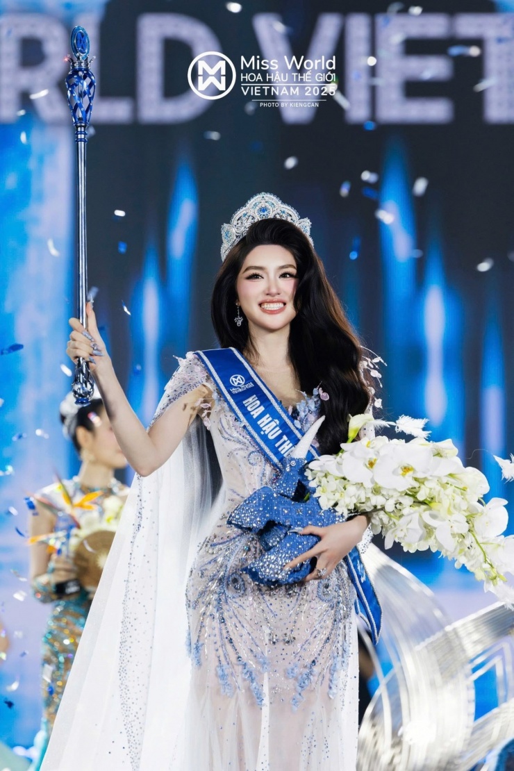 Người đẹp đăng quang ngôi vị Miss World Vietnam 2025 là Phan Phương Oanh, năm nay cô 23 tuổi. Phương Oanh từng tham gia cuộc thi Hoa hậu Việt Nam 2022 và lọt vào Top 10, đồng thời giành danh hiệu Người đẹp Biển. Phương Oanh tốt nghiệp chuyên ngành Kinh doanh Quốc tế của Đại học Kinh tế Quốc dân Hà Nội.