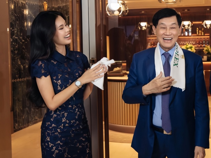 Ảnh sao 30/3: Bố con Johnathan Hạnh Nguyễn cười híp mắt bên nhau - 1