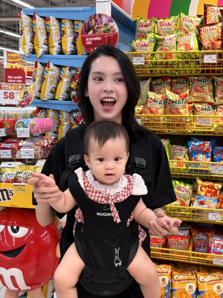 Ảnh sao 30/3: Bố con Johnathan Hạnh Nguyễn cười híp mắt bên nhau - 3