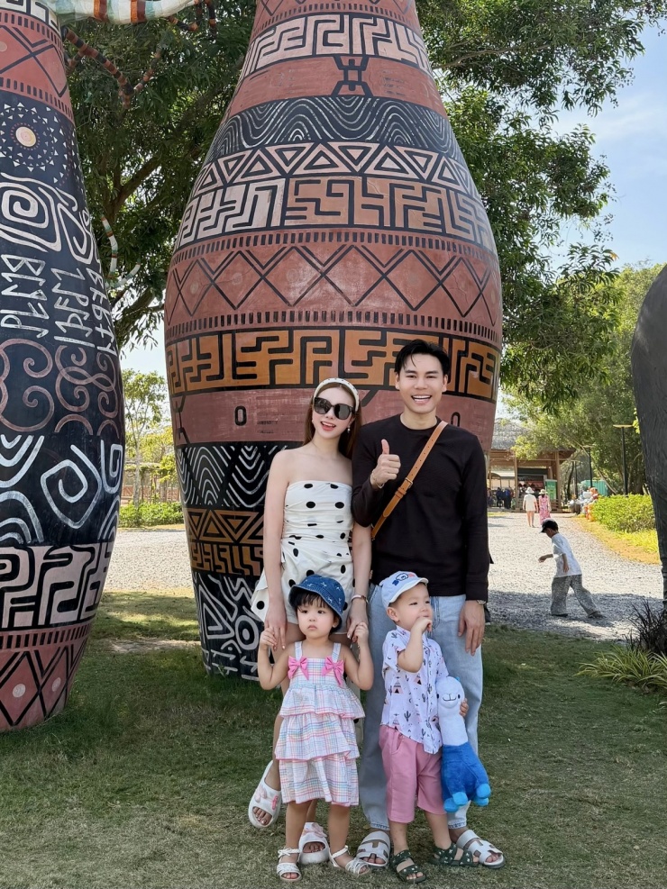 Ảnh sao 30/3: Bố con Johnathan Hạnh Nguyễn cười híp mắt bên nhau - 5