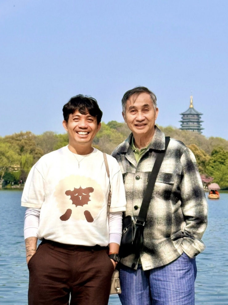 Ảnh sao 30/3: Bố con Johnathan Hạnh Nguyễn cười híp mắt bên nhau - 10