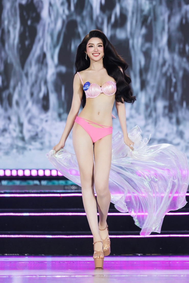 Ở phần thi áo tắm, Phương Oanh gây ấn tượng với sải bước tự tin, hình thể cân đối cùng làn da sáng. Cô cao 1,73 m, số đo ba vòng lần lượt là 83-61-92 cm.