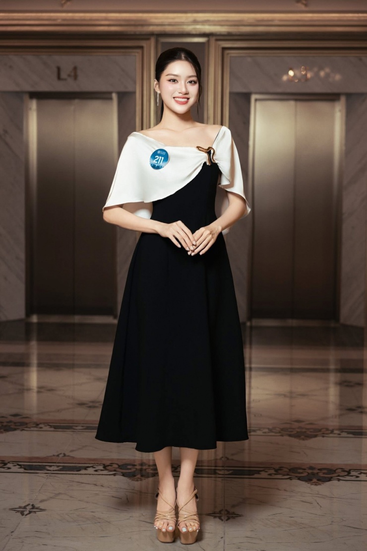 Trước đó, ở vòng Queen Talk ngày 17/3, cô vào top 4 nhờ khả năng giao tiếp và tư duy. Người đẹp từng chia sẻ nỗ lực cải thiện tiếng Anh từ khi còn hạn chế ở tuổi 16 đến việc tự tin trình bày quan điểm trước ban giám khảo.