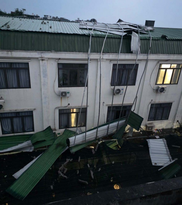 Mưa đá kèm dông lốc gây thiệt hại&nbsp;tại khu vực chợ Ninh Hiệp (Hà Nội). Ảnh: Phương Thảo