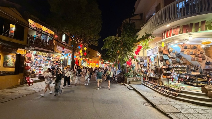 Vỉa hè đường thông thoáng sau khi người dân tự giác thu dọn hàng quán.