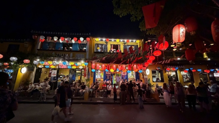 Phố cổ về đêm gọn gàng, trật tự, tạo ấn tượng đẹp với du khách.