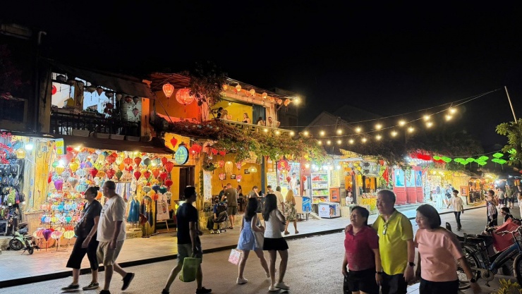 Các cửa hàng chuyển sang kinh doanh trong nhà, đảm bảo mỹ quan đô thị.