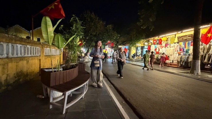 Một ghế dừng nghỉ được bố trí trên phố nơi trước đây là chỗ kinh doanh vỉa hè của người dân.