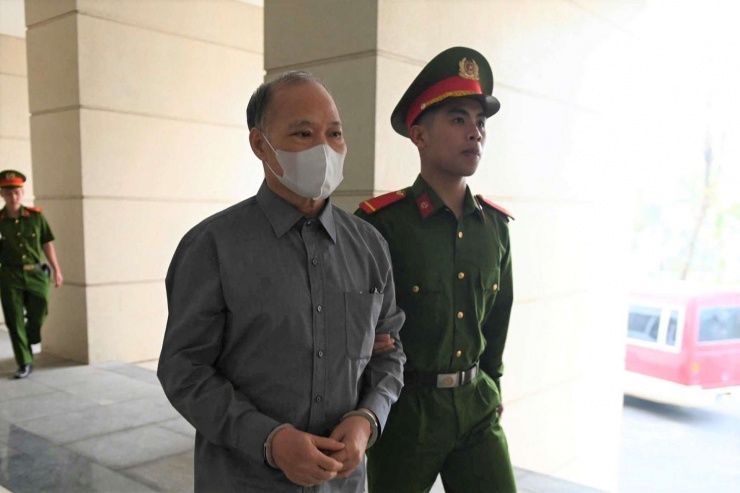 Cựu Thứ trưởng Hoàng Văn Thắng hầu tòa, cấp dưới bị xử vắng mặt vì đã xuất cảnh sang Canada - 1