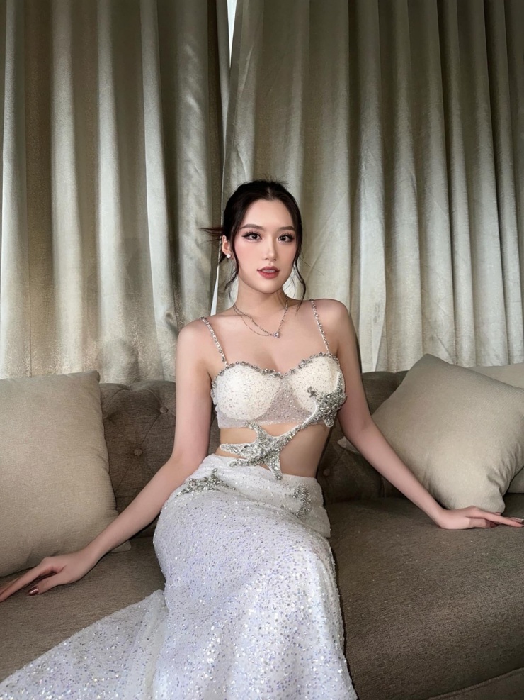 Khi tham dự sự kiện, cô thường lựa chọn các thiết kế gợi cảm với những khoảng cắt xẻ, nhằm tôn lên đường cong hình thể.