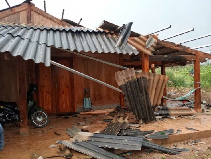 Nhiều ngôi nhà bị tốc mái do dông lốc.