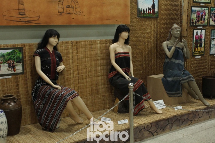 Ngoài ra, khu vực tầng 1 cũng có một không gian nhỏ trưng bày trang phục của phụ nữ thuộc cộng đồng dân tộc thiểu số như Ê Đê, Gia Rai, Chăm… Không gian này nằm khá khuất trong góc bên phải của phòng nên các bạn nhớ chú ý một chút để thấy chỗ này nhé!