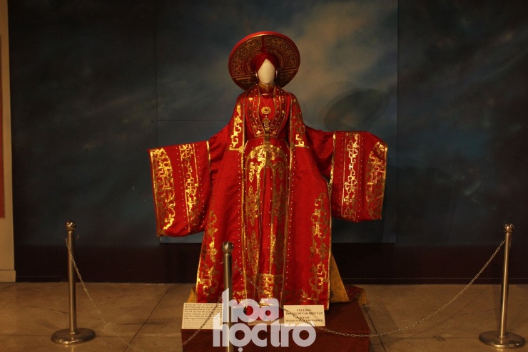 Ngoài việc lưu giữ những mẫu áo dài cổ vật qua các thời kỳ, bảo tàng hiện cũng nhận lưu giữ các mẫu áo dài của các nhà thiết kế nổi tiếng. Trong ảnh là bộ "Hậu ấn kim hoa" của nhà thiết kế Nguyễn Quốc Việt được trình diễn tại Miss Charm Vietnam 2025.