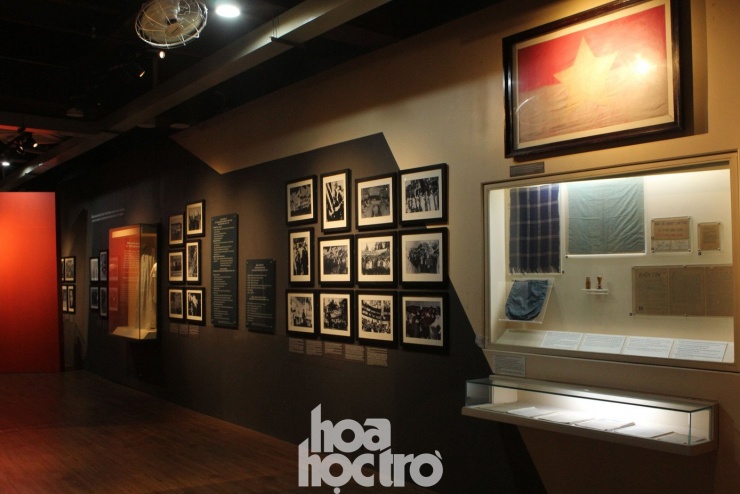 Cận cảnh một không gian trưng bày với tranh, ảnh, hiện vật và thông tin được hiển thị đầy đủ với cả hai phiên bản tiếng Anh và Việt.