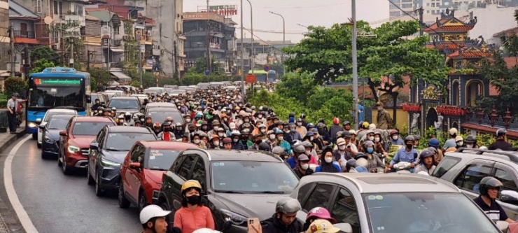 Người tham gia giao thông từ Đê Long Biên - Xuân Quan lên cầu Chương Dương đã chật cứng.
