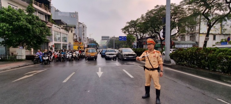 Mặc dùng phương tiện tham gia giao thông rất đông nhưng người dân cũng rất có ý thức và chấp hành tốt sự điều hành của CSGT.