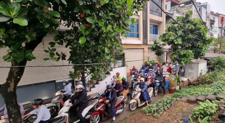 Đường ngoài đê được người dân đi xe mô tô xem là lối đi lý tưởng hơn.