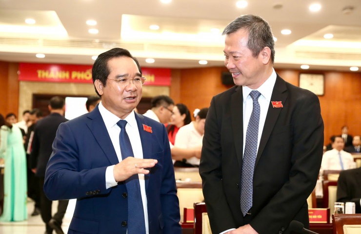 Ông Nguyễn Văn Được, Ủy viên Trung ương Đảng, Phó Bí thư Thành ủy, Chủ tịch UBND TPHCM trao đổi với đại biểu tại kỳ họp. Ảnh: HOÀNG TRIỀU