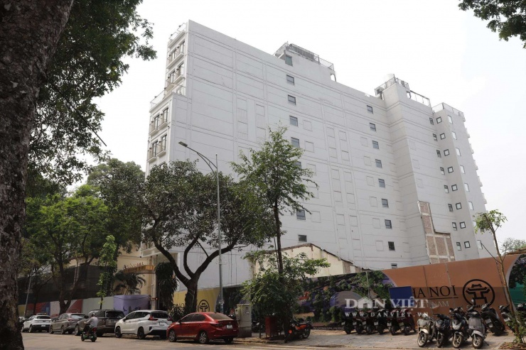 Nằm trong đề án quy hoạch trục không gian văn hóa lịch sử của TP. Hà Nội, khu vực phía Đông hồ Gươm đang trải qua một cuộc đại phẫu về hạ tầng. Theo kế hoạch, khu vực này sẽ được giải tỏa để nhường chỗ cho một quảng trường hiện đại, công viên cây xanh và không gian kết nối trực tiếp với nhà ga tuyến metro số 2.