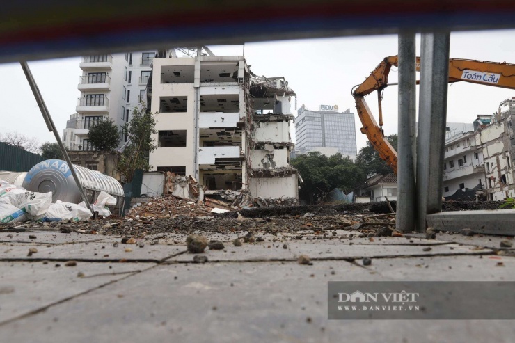&nbsp;Ghi nhận sáng 30/3, các công trình trụ sở, cơ quan và nhà dân thuộc phạm vi dự án trên phố Đinh Tiên Hoàng đang tiếp tục được tháo dỡ.
