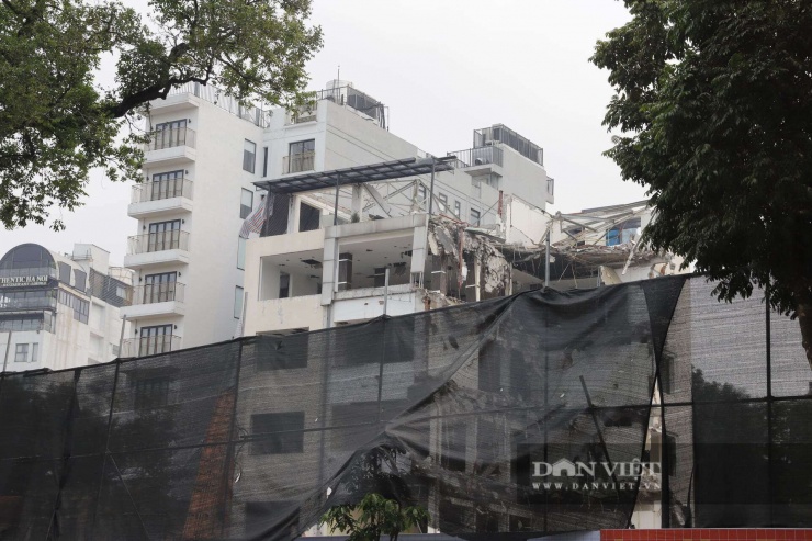 Khu vực tháo dỡ được phủ bạt, rào chắn kỹ càng trong quá trình tháo dỡ để giảm phát sinh bụi bẩn ra môi trường xung quanh