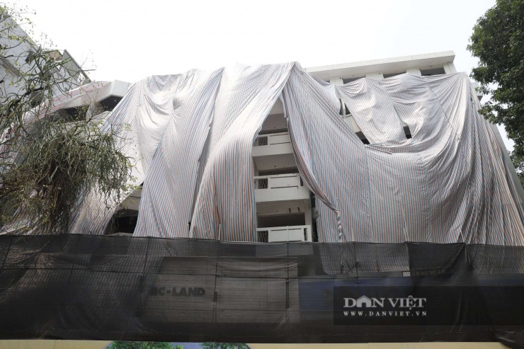 Mặt tiền các công trình liên quan nằm trên trục phố Trần Nguyên Hãn và Lý Thái Tổ đã đóng cửa.