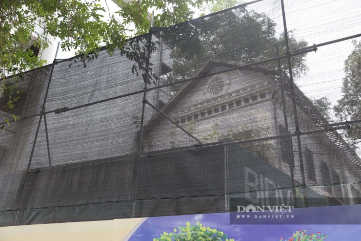 Trước đó, thời điểm cuối tháng 2/2026, UBND phường Hoàn Kiếm cho biết, đã có 17/17 tổ chức và 42/43 hộ dân đồng thuận với phương án bồi thường hỗ trợ tái định cư thực hiện dự án Quảng trường - công viên phía Đông hồ Gươm.&nbsp;