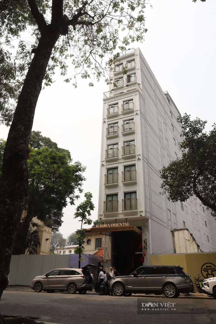 Tuy nhiên, tại khu vực lõi dự án, tòa nhà khách sạn cao 9 tầng ước tính hàng trăm tỷ đồng vẫn đang hoạt động, khiến toàn bộ phần mặt bằng tại đây chưa thể được làm "sạch" hoàn toàn.