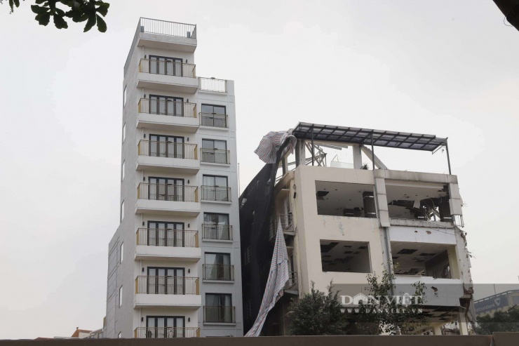 Hình ảnh chụp từ phía sau: Khách sạn 9 tầng vẫn hoạt động, trong khi những công trình xung quanh đang trong giai đoạn phá dỡ để giải phóng mặt bằng.