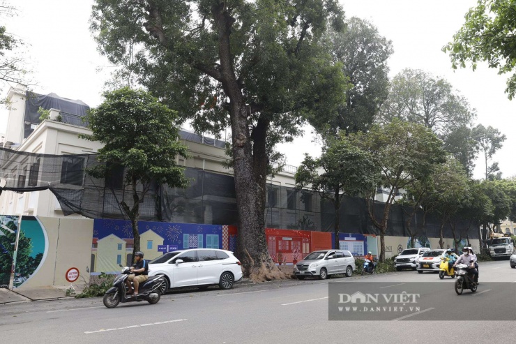 Việc mặt bằng "xôi đỗ" không chỉ làm gián đoạn việc thi công các hạng mục hạ tầng bề mặt của quảng trường mà còn ảnh hưởng trực tiếp đến tiến độ thi công ngầm của tuyến đường sắt đô thị số 2.