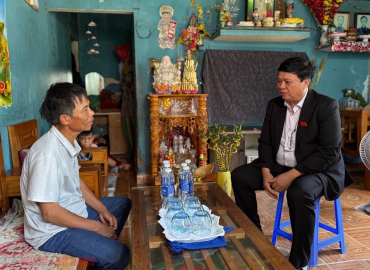 Ông Nguyễn Thúc Dũng, Chủ tịch UBND phường Hải Vân (bìa phải) đến nhà để thăm hỏi, động viên ông Lê Công Quang