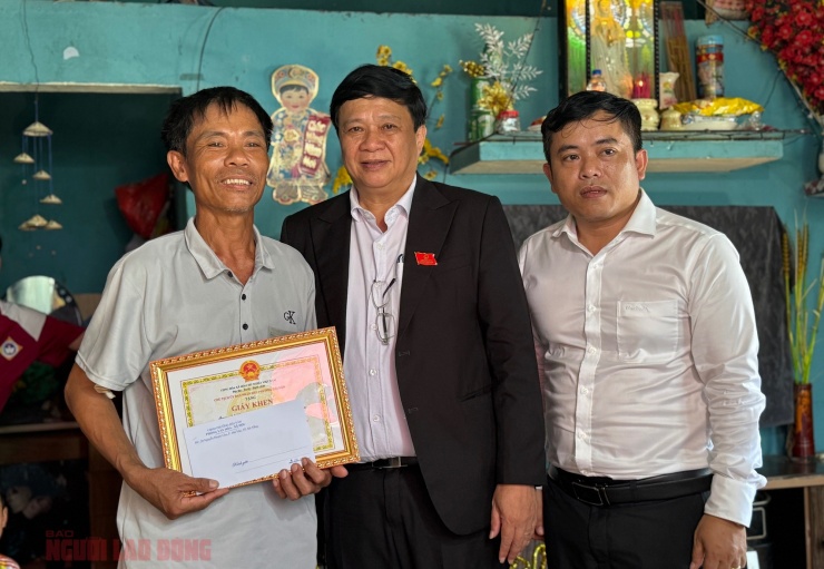 Ông Lê Công Quang nhận giấy khen của Chủ tịch UBND phường Hải Vân