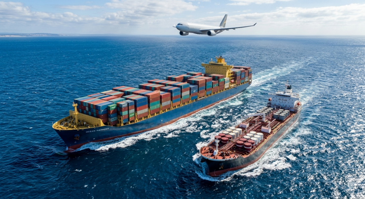 Thông tư nhằm ứng phó biến động giá xăng, dầu, giảm gánh nặng cho ngành hàng không và hàng hải. Ảnh minh họa AI