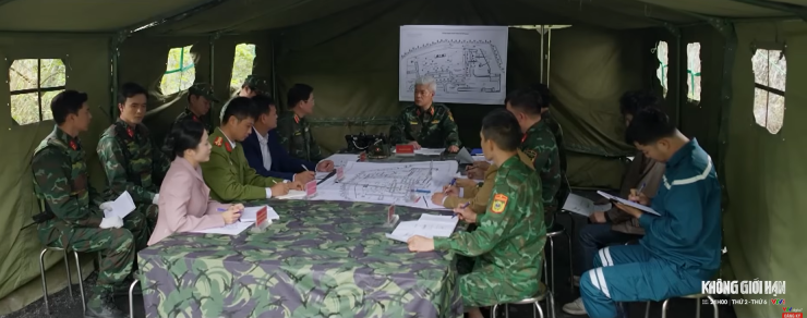 Lam Anh đi cùng người đàn ông bí ẩn - 1