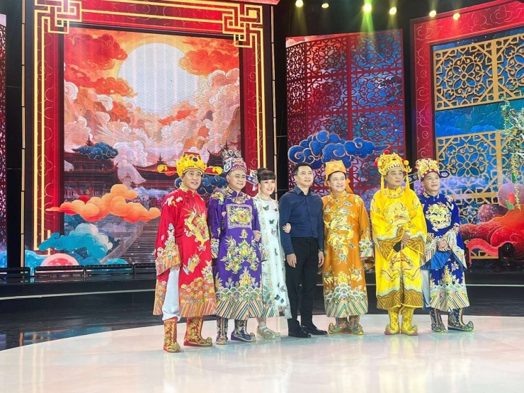 Các nghệ sĩ dàn Táo Quân check in cùng đạo diễn Đỗ Thanh Hải. Ảnh: VTV