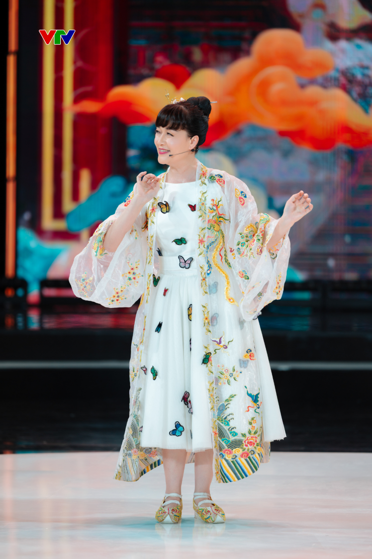 Nghệ sĩ Vân Dung đóng Táo Giáo dục trong tiểu phẩm Táo Quân. Ảnh: VTV