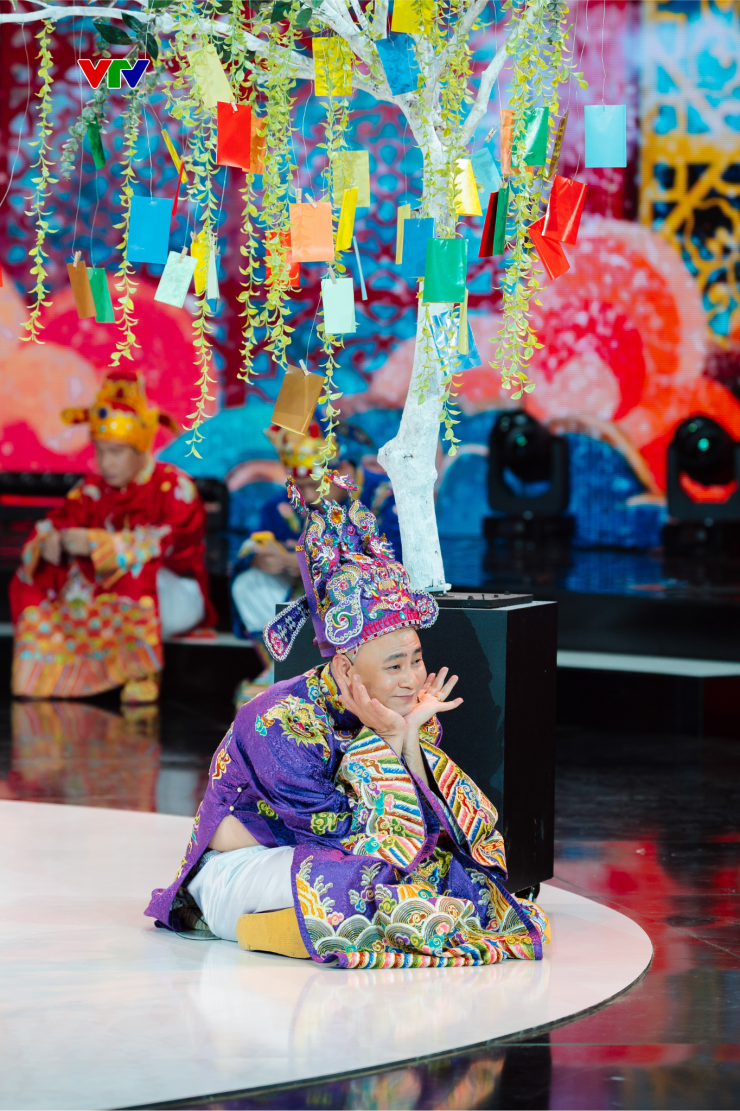 Nghệ sĩ Nhân dân Tự Long tạo hình bên "cây hoa dân chủ". Ảnh: VTV