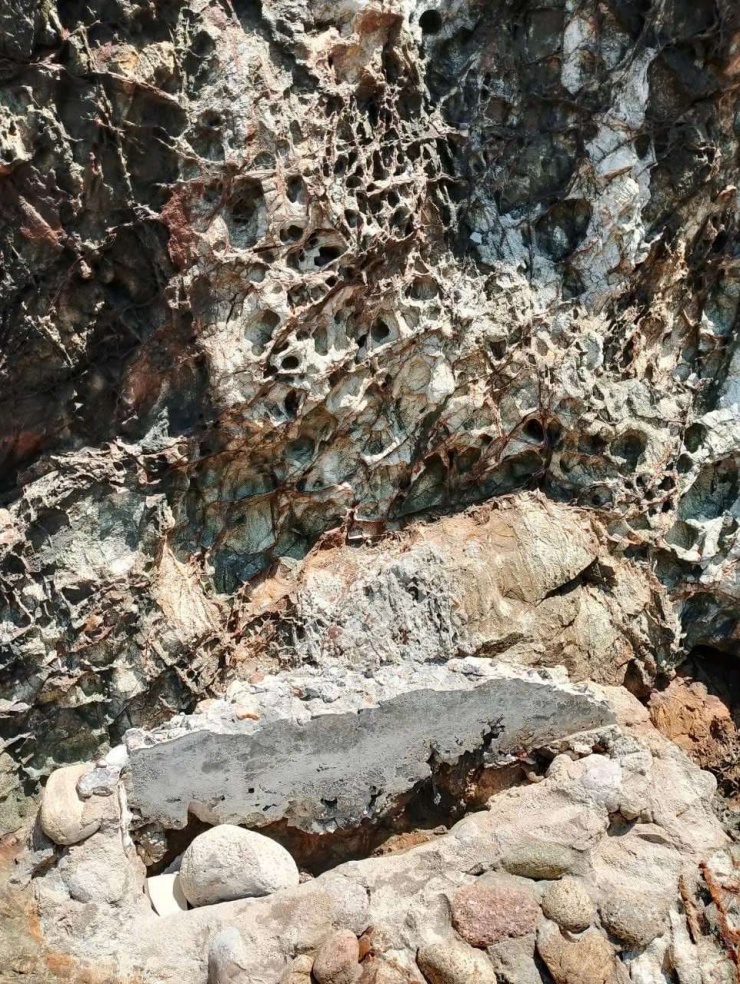 Tấm đá giới thiệu tại Giếng Tiên đã không còn, do hư hỏng sau bão.