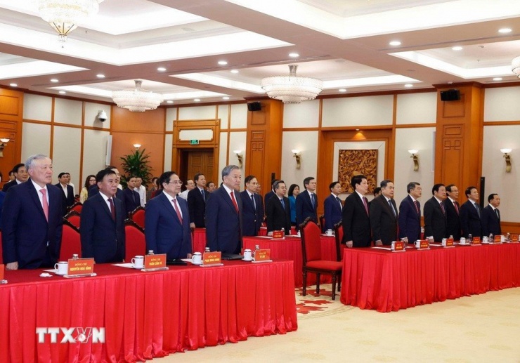 Tổng Bí thư Tô Lâm và các đại biểu thực hiện nghi lễ chào cờ. Ảnh: TTXVN.