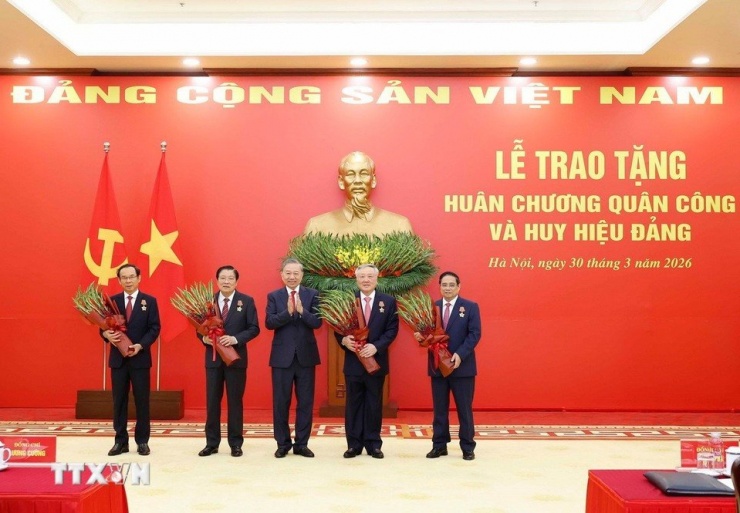Tổng Bí thư Tô Lâm trao tặng Huân chương Quân công hạng Nhất cho các đồng chí: Phạm Minh Chính, Ủy viên Bộ Chính trị khóa XIII, Thủ tướng Chính phủ; Nguyễn Hòa Bình, Ủy viên Bộ Chính trị khóa XIII, Phó Thủ tướng Thường trực Chính phủ; Phan Đình Trạc, Ủy viên Bộ Chính trị, Bí thư Trung ương Đảng khóa XIII, nguyên Trưởng ban Nội chính Trung ương; Nguyễn Văn Nên, Ủy viên Bộ Chính trị khóa XIII, Thường trực Tiểu ban Văn kiện Đại hội XIV của Đảng. Ảnh: TTXVN.