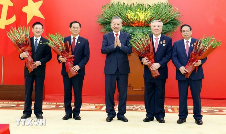 Tổng Bí thư Tô Lâm trao tặng Huy hiệu Đảng cho các đồng chí: Phạm Minh Chính, Ủy viên Bộ Chính trị khóa XIII, Thủ tướng Chính phủ (40 năm tuổi Đảng); Nguyễn Hòa Bình, Ủy viên Bộ Chính trị khóa XIII, Phó Thủ tướng Thường trực Chính phủ (45 năm tuổi Đảng); Bùi Thanh Sơn, Ủy viên Trung ương Đảng khóa XIII, Phó Thủ tướng Chính phủ (40 năm tuổi Đảng); Hồ Đức Phớc, Ủy viên Trung ương Đảng khóa XIII, Phó Thủ tướng Chính phủ (30 năm tuổi Đảng). Ảnh: TTXVN.