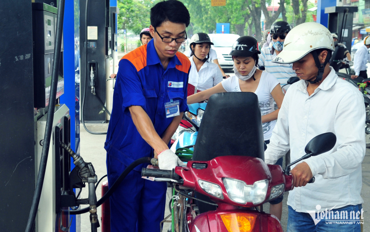 Hàng loạt giải pháp bình ổn giá xăng dầu được kích hoạt trong một tháng qua. Ảnh: Minh Hiền