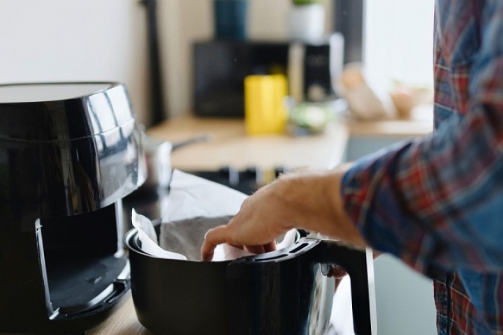 Lính cứu hỏa chỉ thói quen khi dùng nồi chiên làm tăng nguy cơ cháy nổ