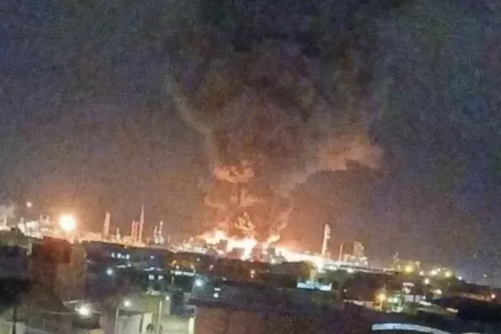 Cơ sở hóa dầu Iran bị tấn công, giá dầu bật tăng