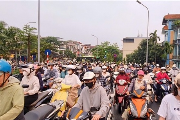 Cầu Long Biên dừng hoạt động: Người dân chen chân vượt sông sang phố ngày đầu tuần