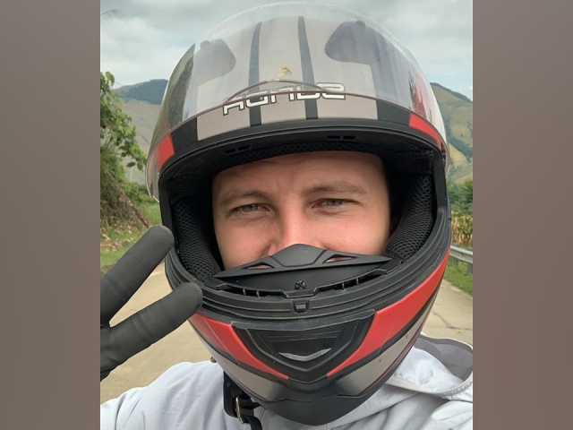 Du khách Nga thích thú khi được mời ăn trên cánh đồng