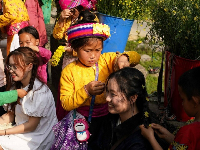 Tranh cãi chuyện du khách cho tiền trẻ em khi chụp ảnh ở Hà Giang
