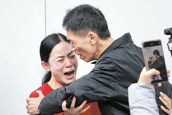 Người phụ nữ đoàn tụ em trai sau 33 năm tìm kiếm nhờ bức ảnh thời thơ ấu