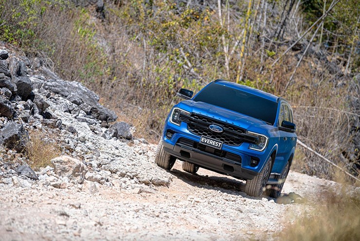 Giá xe Ford Everest niêm yết và lăn bánh tháng 3/2026