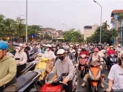 Cầu Long Biên dừng hoạt động: Người dân chen chân vượt sông sang phố ngày đầu tuần